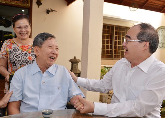 Bí thư Thành ủy TPHCM Nguyễn Thiện Nhân thăm mẹ Việt Nam Anh hùng ảnh 2