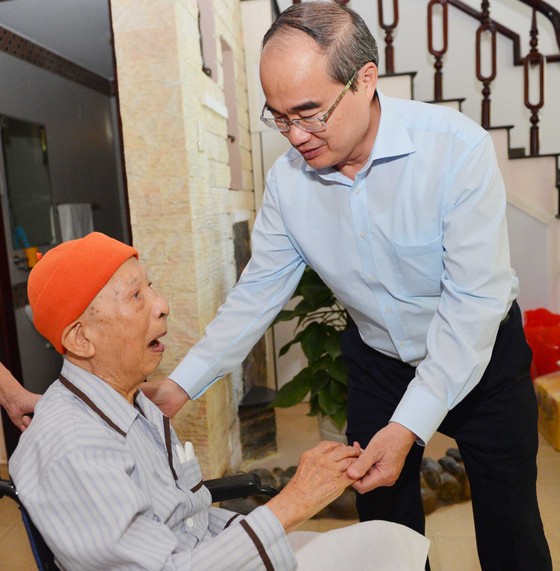 Bí thư Thành ủy TPHCM Nguyễn Thiện Nhân thăm, chúc tết Nhà tình báo huyền thoại ảnh 2