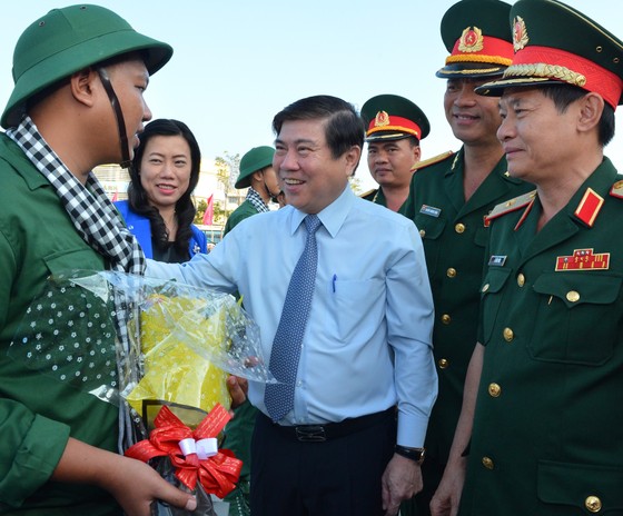 Gần 4.400 thanh niên TPHCM lên đường nhập ngũ ảnh 1
