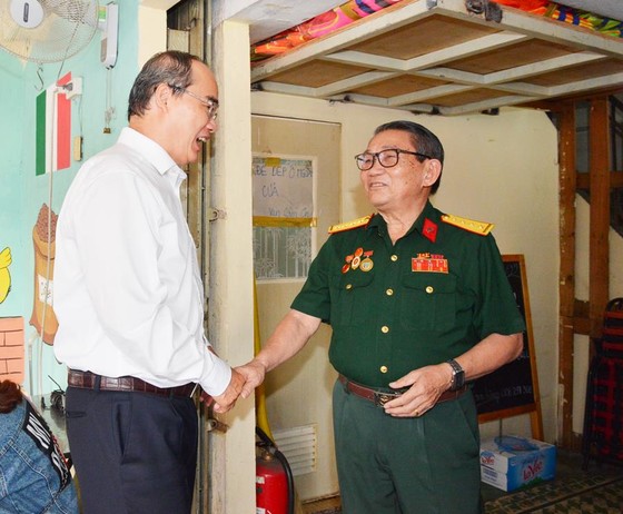 Bí thư Thành ủy TPHCM Nguyễn Thiện Nhân thăm gia đình có công dịp 30-4 ảnh 2