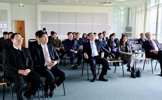 Bí thư Thành ủy TPHCM Nguyễn Thiện Nhân thăm nhà máy xử lý nước thải Hà Lan không dùng hóa chất ảnh 1