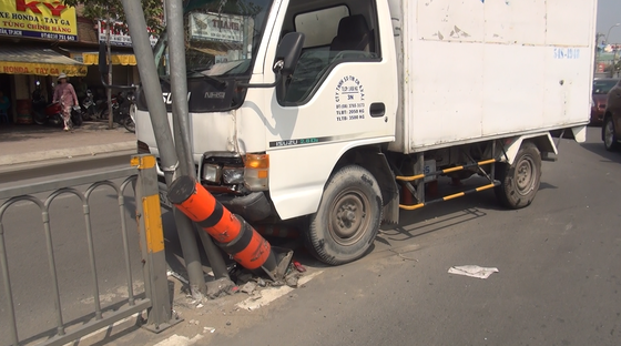 Va chạm liên hoàn, nhiều hành khách trên xe buýt hoảng sợ ảnh 3