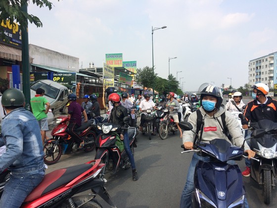 Ôtô lao vào vỉa hè, nhiều người bỏ chạy thục mạng ảnh 2