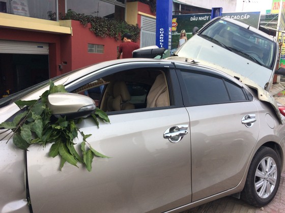 Ôtô lao vào vỉa hè, nhiều người bỏ chạy thục mạng ảnh 1