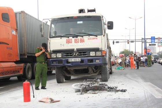 Va chạm với xe ben trên xa lộ Hà Nội, 1 người tử vong, ùn ứ kéo dài ảnh 2