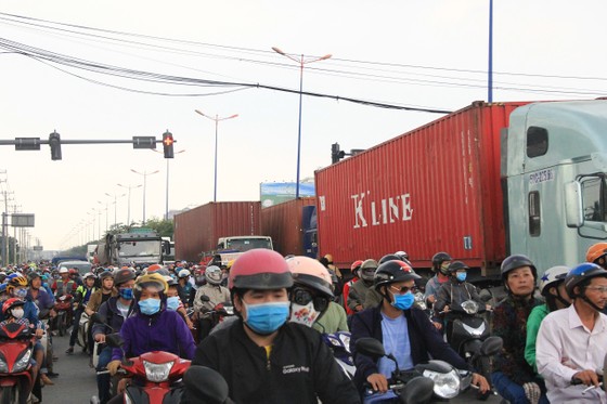 Va chạm với xe ben trên xa lộ Hà Nội, 1 người tử vong, ùn ứ kéo dài ảnh 1