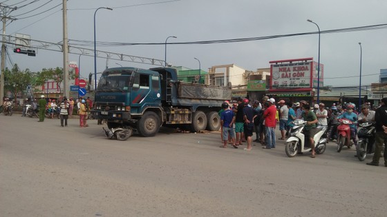 Va chạm xe ben, đôi vợ chồng bị cuốn vào gầm xe tử vong ảnh 1