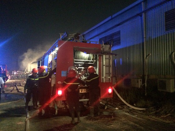 Gần 100 chiến sĩ chữa cháy dập lửa ở kho giấy tại TPHCM ảnh 2