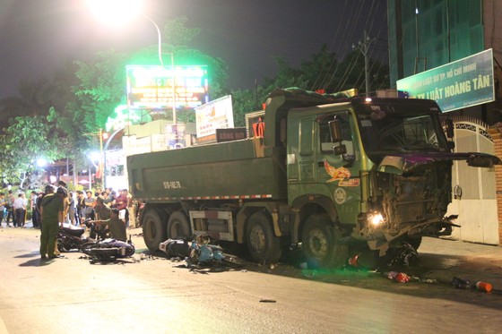 Khởi tố tài xế xe ben “điên” tông nhiều xe máy khiến 1 người chết, 5 người bị thương ảnh 1