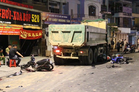 Khởi tố tài xế xe ben “điên” tông nhiều xe máy khiến 1 người chết, 5 người bị thương ảnh 2