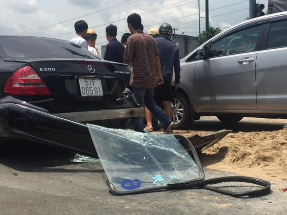 Xe tải chở cát tông 2 xe ô tô lật ngang đổ cát trên đại lộ Phạm Văn Đồng ảnh 2