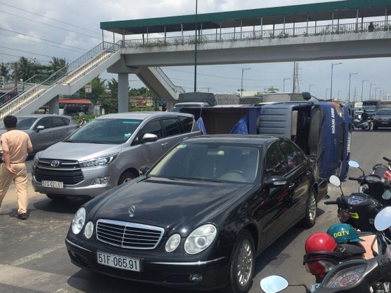 Xe tải chở cát tông 2 xe ô tô lật ngang đổ cát trên đại lộ Phạm Văn Đồng ảnh 3