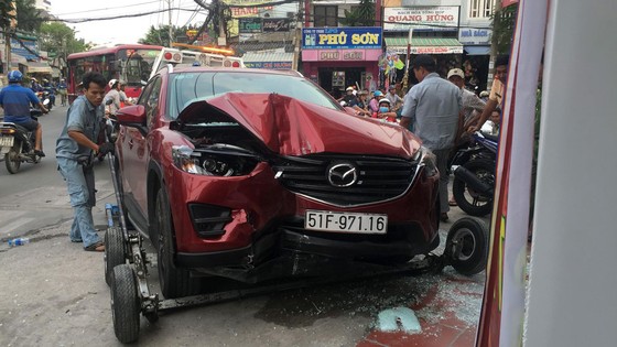 Ô tô lao vào tiệm mắt kính mới khai trương, 2 cha con chủ tiệm thoát chết ảnh 1