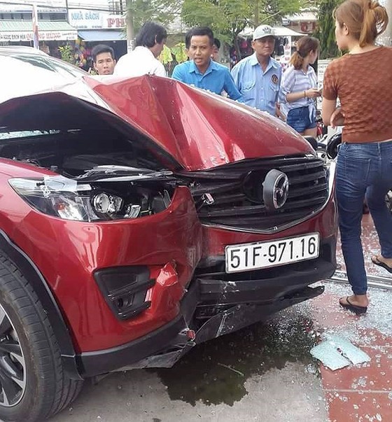 Ô tô lao vào tiệm mắt kính mới khai trương, 2 cha con chủ tiệm thoát chết ảnh 2
