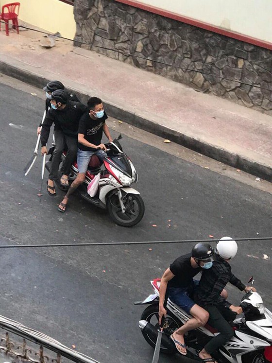 Hỗn chiến kinh hoàng giữa đường phố quận 3, nhiều người bị thương ảnh 2