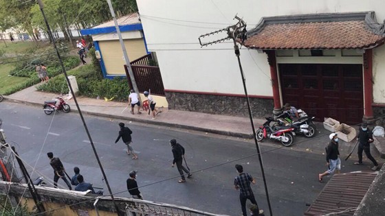 Hỗn chiến kinh hoàng giữa đường phố quận 3, nhiều người bị thương ảnh 3