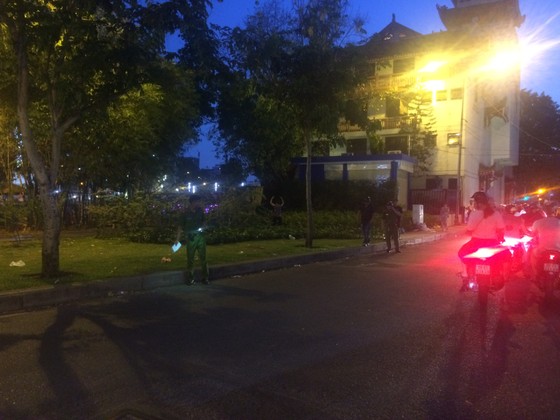 Hỗn chiến kinh hoàng giữa đường phố quận 3, nhiều người bị thương ảnh 4