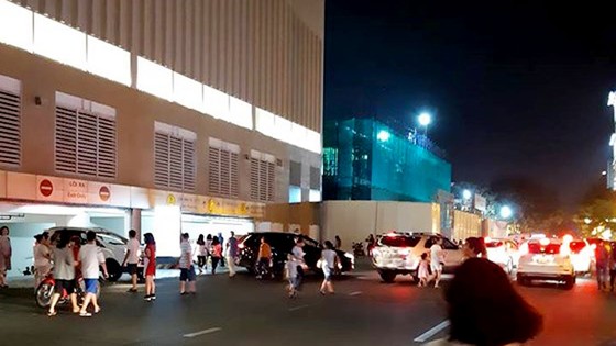 Nghe chuông báo cháy ở trung tâm thương mại Crescent Mall, hàng ngàn người tháo chạy tán loạn ảnh 3