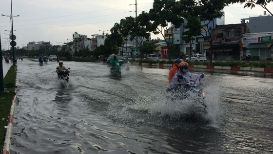 Một số khu vực tại TPHCM mưa lớn kèm theo giông trong ngày lễ 30-4 và 1-5 ảnh 5