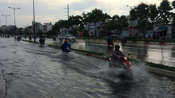 Một số khu vực tại TPHCM mưa lớn kèm theo giông trong ngày lễ 30-4 và 1-5 ảnh 6