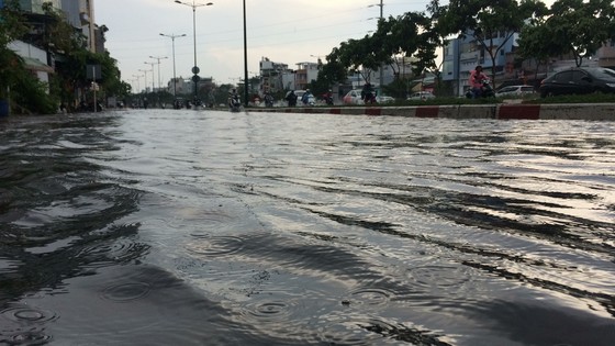 Một số khu vực tại TPHCM mưa lớn kèm theo giông trong ngày lễ 30-4 và 1-5 ảnh 7