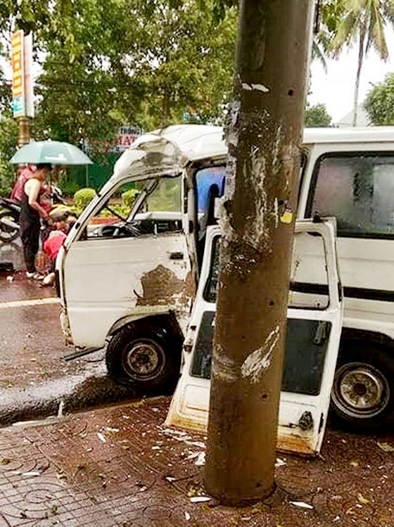 Ô tô mất lái tông trụ điện, tài xế tử vong tại chỗ ảnh 1