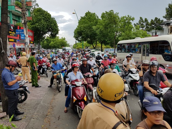 Gió lớn, cây ngã, nhà tốc mái, nhiều người bị thương ảnh 13