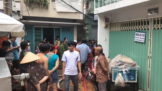 Cháy gần chợ Hòa Hưng quận 10, nhiều người hoảng sợ ảnh 3