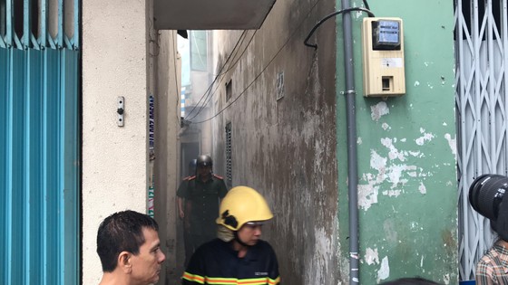 Cháy gần chợ Hòa Hưng quận 10, nhiều người hoảng sợ ảnh 1
