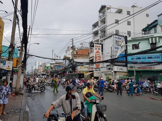 Cháy gần chợ Hòa Hưng quận 10, nhiều người hoảng sợ ảnh 14