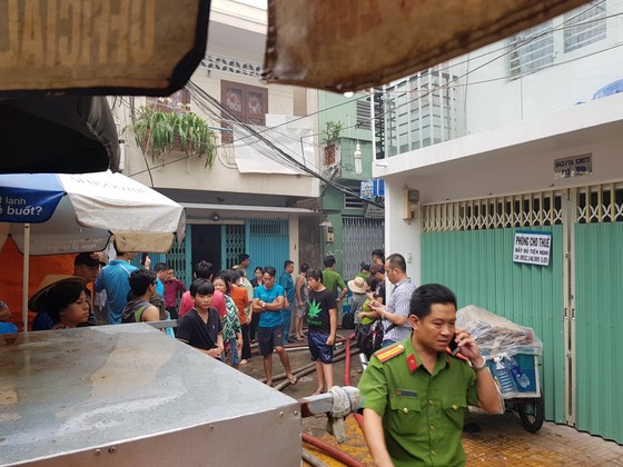 Cháy gần chợ Hòa Hưng quận 10, nhiều người hoảng sợ ảnh 4