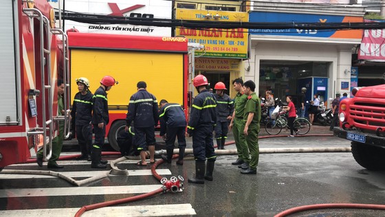 Cháy gần chợ Hòa Hưng quận 10, nhiều người hoảng sợ ảnh 12