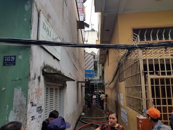 Cháy gần chợ Hòa Hưng quận 10, nhiều người hoảng sợ ảnh 6