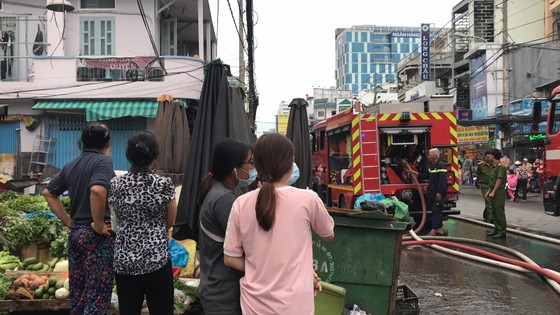 Cháy gần chợ Hòa Hưng quận 10, nhiều người hoảng sợ ảnh 7