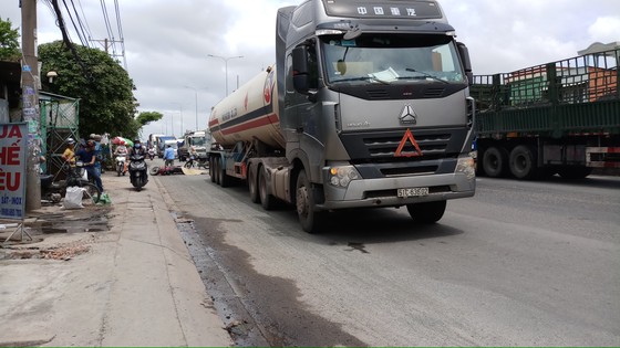 Va chạm với xe bồn, người đàn ông bị bánh xe cán tử vong ở quận 12 ảnh 2