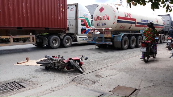 Va chạm với xe bồn, người đàn ông bị bánh xe cán tử vong ở quận 12 ảnh 1