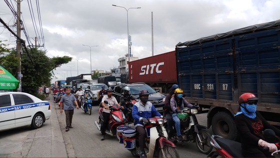 Va chạm với xe bồn, người đàn ông bị bánh xe cán tử vong ở quận 12 ảnh 3