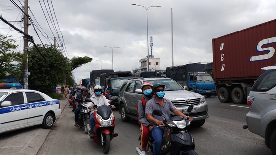 Va chạm với xe bồn, người đàn ông bị bánh xe cán tử vong ở quận 12 ảnh 4