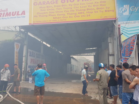 Hàng trăm cảnh sát tham gia chữa cháy ở xưởng gỗ gần siêu thị Coop Mart ở TPHCM ảnh 5