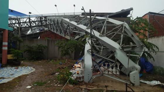 Bảng quảng cáo đổ sập đè nhà dân, 1 người chết, 1 người bị thương ảnh 1