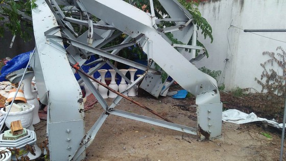 Bảng quảng cáo đổ sập đè nhà dân, 1 người chết, 1 người bị thương ảnh 2