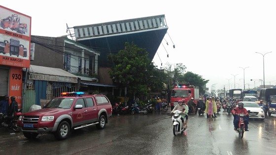 Bảng quảng cáo đổ sập đè nhà dân, 1 người chết, 1 người bị thương ảnh 4