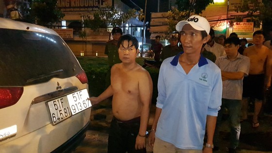 CSGT TPHCM truy đuổi bắt giữ 2 đối tượng cùng với 12.600 bao thuốc lá lậu trên xe ô tô ảnh 2