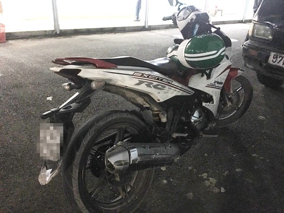 Cảnh sát cùng chó nghiệp vụ vây bắt tên cướp dùng roi điện khống chế tài xế xe ôm ảnh 3