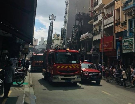 Giải cứu cặp vợ chồng mắc kẹt trong cửa hàng bốc cháy ở khu phố Tây ảnh 1