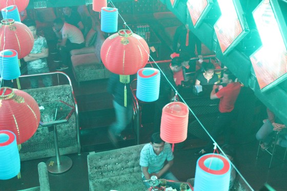Đột kích quán bar ở quận 7 phát hiện 20 nam nữ phê ma tuý ảnh 2