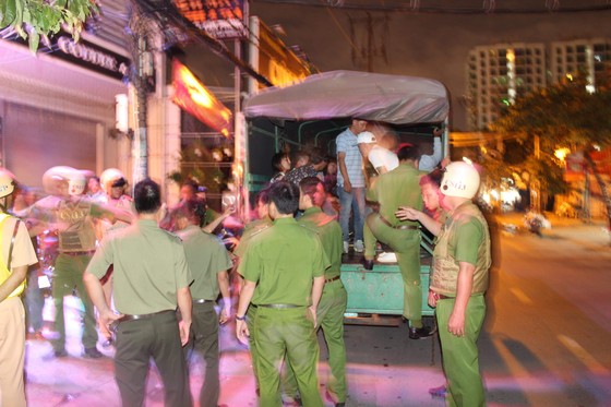 Đột kích quán bar ở quận 7 phát hiện 20 nam nữ phê ma tuý ảnh 7