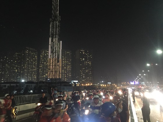 Va chạm với xe tải trên cầu Sài Gòn, đôi nam nữ chết thảm giao thông ùn ứ kéo ảnh 9