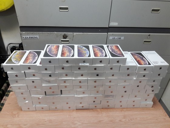 Hải quan Tân Sơn Nhất bắt giữ hơn 250 chiếc ĐTDĐ Iphone mới trị giá 6,5 tỷ đồng ảnh 3