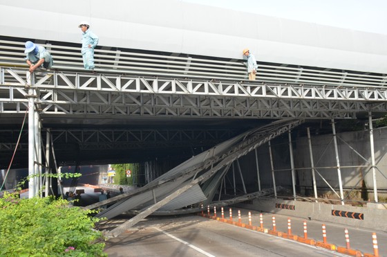 Diễn biến mới nhất vụ xe tải đâm sập giàn giáo công trình, cửa hầm Thủ Thiêm bị phong toả ảnh 10